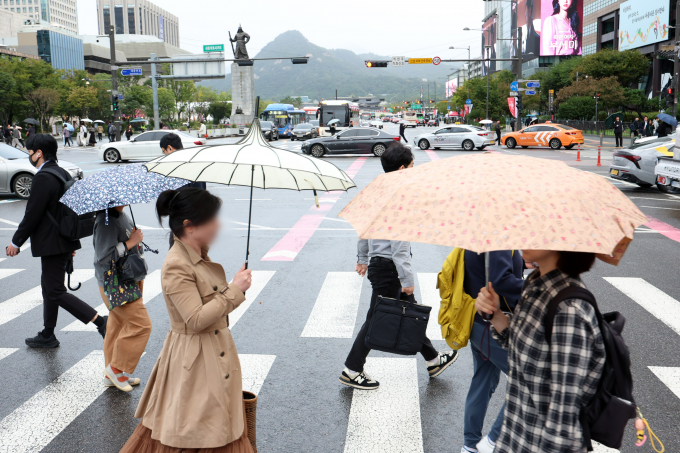 16일 전국이 대체로 맑은 날씨를 보이다가 오후부터 밤사이 곳곳에 비가 내릴 것으로 관측된다. 사진은 지난 14일 서울 종로구 세종대로 사거리에서 우산을 든 시민들이 이동한 모습. /사진=뉴시스