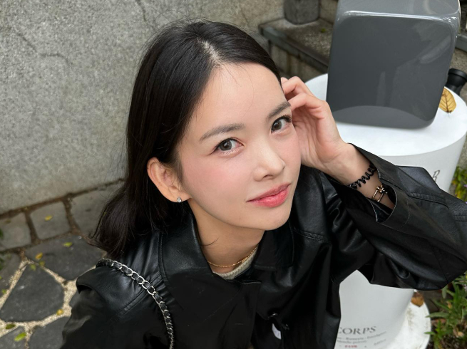 스포츠 의류업체 안다르 창업자 신애련씨 남편이자 과거 안다르 이사직을 맡았던 오대현씨가 북한 해커 조직과 불법 거래를 한 혐의로 항소심에서도 실형을 선고받고 법정구속됐다./사진=신애련 전 안다르 대표 인스타그램