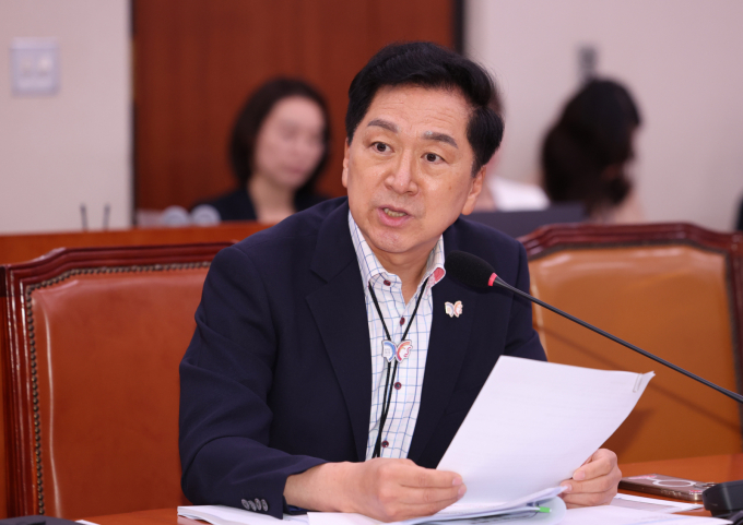 김기현 국민의힘 의원이 2023년 전당대회 당시 통일교인이 집단으로 입당해 본인의 당 대표 당선을 도왔다는 의혹에 대해 "사실과 전혀 다르다는 점을 명확히 밝힌다"고 반박했다. 사사진은 지난 8월 서울 여의도 국회 외교통일위원회 전체회의에서 발언에 나선 김기현 국민의힘 의원 . /사진=뉴시스