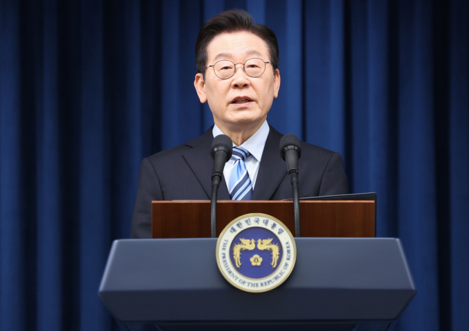 이재명 대통령이 16일 오전 자신의 SNS에 울산화력발전소 보일러타워 붕괴사고에 대해 "가슴이 미어진다" "국민 안전의 최종 책임자로서 진심으로 송구하다"며 애도를 표했다. 사진은 지난 14일 이재명 대통령이 서울 용산 대통령실 청사에서 한·미 팩트시트 타결 결과를 발표하는 모습. /사진=뉴스1 허경 기자