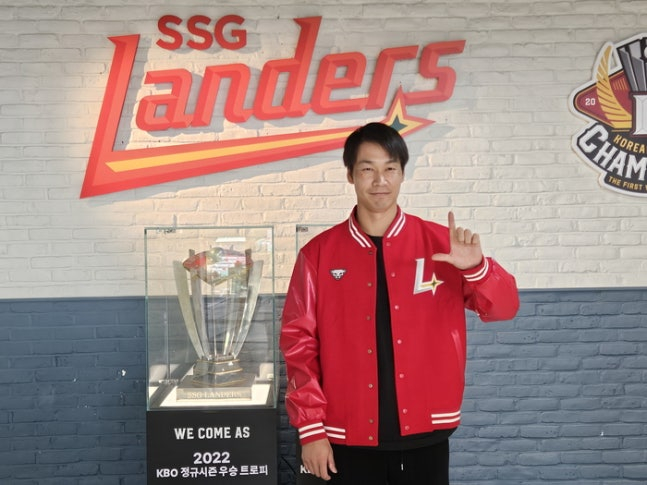 SSG랜더스가 일본 국가대표 출신 투수 타케다 쇼타를 연봉 20만달러에 영입했다. 사진은 16일 SSG에 입단한 타케다. /사진=SSG랜더스 제공