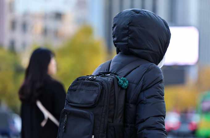 17일 가을 날씨가 가고 초겨울 날씨가 예상된다. 사진은 지난 10일 서울 종로구 광화문사거리를 지나는 시민. /사진=뉴스1