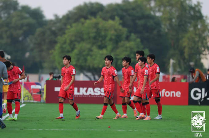 백기태 감독이 이끄는 17세 이하 대표팀이 잉글랜드에 0-2로 패했다. 사진은 15일(한국시각) 카타르 도하 어스파이어존에서 열린 2025 국제축구연맹 17세 이하 월드컵 잉글랜드전 전반을 마친 선수단. /사진=대한축구협회(KFA) 제공