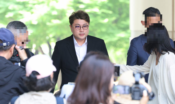 실형을 선고받은 김호중이 교도관으로부터 수천만원의 뇌물을 요구 받았다는 의혹이 제기됐다. 사진은 지난해 5월24일 서울중앙지법에 영장실질검사를 받으러 가는 가수 김호중. /사진=뉴시스