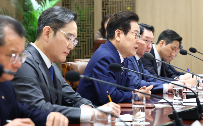  이재명 대통령이 재계총수들과의 만남에서 협력을 강조했다. 사진은 16일 서울 용산 대통령실 청사에서 열린 한미 관세협상 후속 민관 합동회의에 참석한 이재명 대통령(가운데)과 7개 그룹 재계총수들의 모습. /사진=뉴시스(대통령실통신사진기자단)