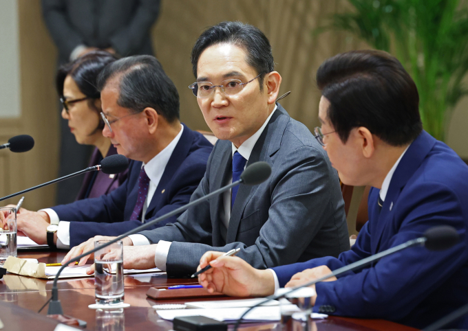 이재용 삼성전자 회장이 국내 투자와 일자리 창출을 약속했다. 사진은 16일 서울 용산 대통령실 청사에서 열린 한미 관세협상 후속 민관 합동회의에 참석한 이재용 회장. /사진=뉴시스(대통령실통신사진기자단) 