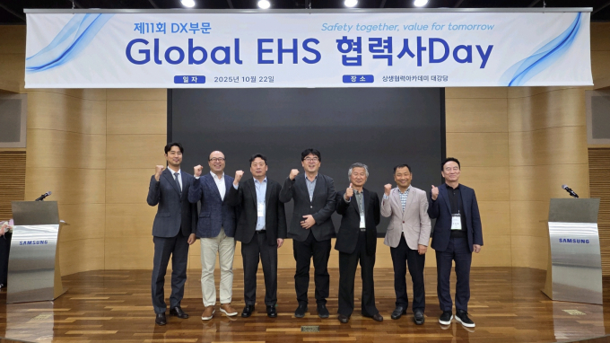 삼성전자는 신입사원 공채 외에도 다양한 사회공헌사업(CSR)을 통해 청년 일자리 창출에도 적극 기여할 방침이다.사진은 지난 10월 삼성전자 임직원들이 경기 수원시 상생협력아카데미에서 열린 '제11회 DX부문 Global EHS 협력사 데이(Day)'에 참석해 협력사 대표이사들과 기념촬영을 하고 있는 모습. /사진=삼성전자 제공