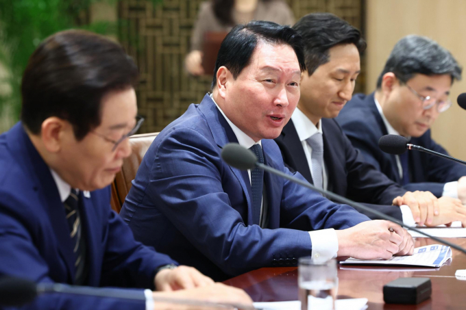 최태원 SK그룹 회장이 인공지능(AI)·반도체·에너지·바이오 등 주력 사업을 중심으로 국내 투자를 지속하고 고용 창출에도 적극 나서며 'AI 3대 강국' 비전을 포함한 국내 산업 발전에 기여하겠다는 계획을 밝혔다. 사진은 최태원 SK그룹 회장이 16일 서울 용산 대통령실 청사에서 열린 한미 관세협상 후속 민관 합동회의에서 발언하고 있는 모습. /사진=대통령실사진기자단(뉴시스)