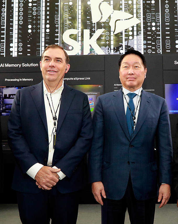 SK는 글로벌 AI 허브로서의 국가 위상 확보에도 힘쓰고 있다. 사진은 최태원 SK그룹 회장이 지난 10월28일 경북 경주시 경주엑스포대공원 야외특별관에 마련된 ‘K테크 쇼케이스’ 전시에서 맷 가먼(Matt Garman) 아마존웹서비스(AWS) 최고경영자(CEO)가 함께 관람하고 있는 모습. /사진=SK텔레콤 제공