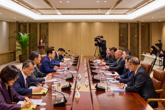국내 주요 기업들이 향후 5년 동안 국내에 총 833조원 규모의 대규모 투자를 단행할 것을 약속했다. 사진은 이재명 대통령이 16일 서울 용산 대통령실 청사에서 열린 한미 관세협상 후속 민관 합동회의에서 발언하고 있는 모습. /사진=대통령실 제공