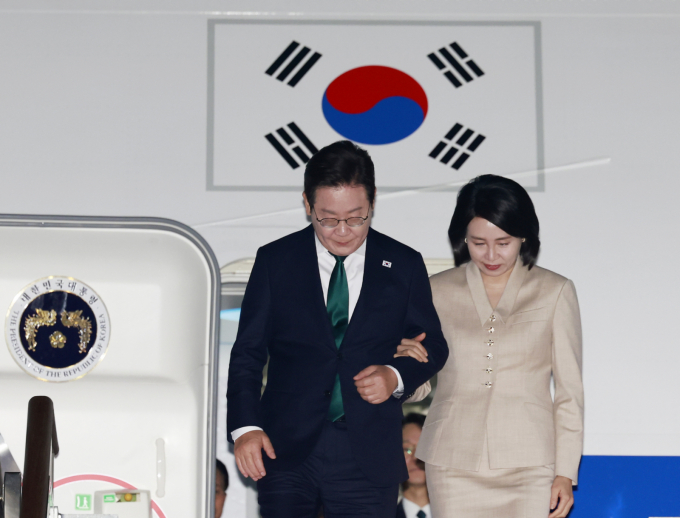 이재명 대통령이 주요 20개국 정상회담 참석 차 중동 국가들과 다자외교에 나선다. 사진은 지난 9월26일 미국 순방을 마친 후 경기 성남 서울공항을 통해 귀국한 이재명 대통령(왼쪽)과 김혜경 여사. /사진=뉴시스