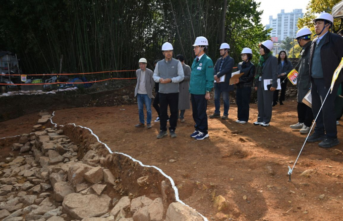 정종복 군수(앞줄 오른쪽 첫 번째)가 발굴현장에서 관계자로부터 설명을 듣고 있다./사진=기장군