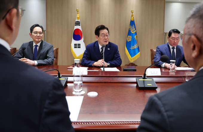 외신이 한국 재벌들이 국내에 5500억달러(약 800조)를 투자 소식을 전하며 미국보다 한국을 우선 시 한다는 사실을 확인했다고 전했다. 사진은 이재명 대통령(가운데)이 지난 16일 서울 용산 대통령실 청사에서 열린 한·미 관세협상 후속 민관 합동회의에서 발언한 모습. /사진=뉴시스(대통령실통신사진기자단) 