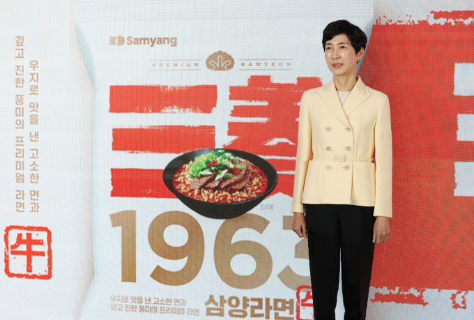 한국투자증권이 삼양식품에 대해 해외 사업 성장과 수익성 확대를 17일 기대했다. 사진은 3일 열린 '삼양라면 1963' 신제품 출시 발표회에 나선 김정수 삼양식품 부회장. /사진=뉴스1
