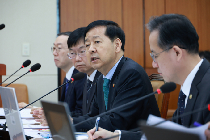 구윤철 기재부 장관은 긴급 시장 상황 점검 회의를 개최해 환율에 금융 당국이 개입할 가능성이 있음을 시사했다. 사진은 구윤철 기획재정부 장관이 17일 서울 여의도 국회에서 열린 기획재정위원회 전체회의에서 의원 질의에 답하는 모습. /사진=뉴시스 