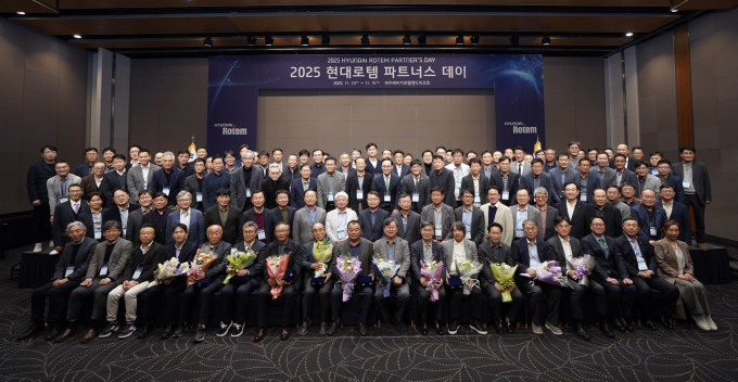 이용배 현대로템 사장(셋째줄 왼쪽 열세번째)와 이정엽 부사장(아홉번째), 김두홍 재경본부장(열번째) 등 현대로템 주요 임원들이 지난 14~15일 제주 서귀포시 해비치 호텔앤드리조트에서에서 진행된 ‘2025 현대로템 파트너스 데이’에서 협력업체 대표들과 기념촬영을 하고 있다. /사진=현대로템
