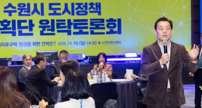 이재준 시장이 도시정책 시민계획단 원탁토론회에 참석, 인사말을 하고 있다. /사진제공=수원시