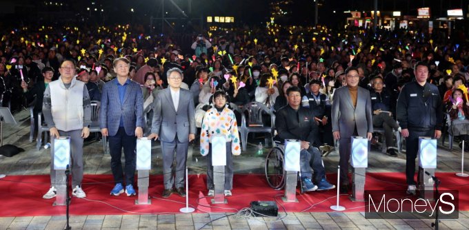 16일 광주광역시청 야외음악당에서 진행된 기아 오토랜드광주 60주년 기념 '기아 하모니 콘서트'에서 참석자들이 퍼포먼스를 진행하고 있다. 왼쪽부터 문재웅 기아 오토랜드광주 공장장, 김이강 광주광역시 서구청장, 강기정 광주광역시장, 다문화가정 대표 서아연 양, 김영순 광주광역시장애인총연합회 이사장, 기아 오토랜드광주 협력사 대표 김용구, 은용철 기아 노조 광주지회장/사진=기아 오토랜드광주 제공. 
