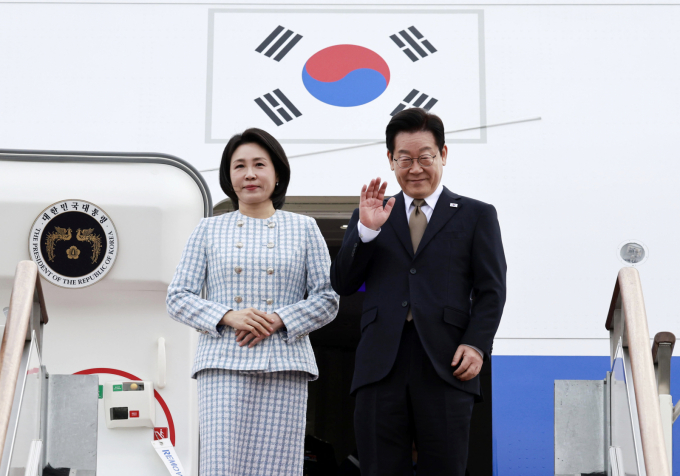 이재명 대통령이 17일 오전 김혜경 여사와 수행 참모진과 함께 경기 성남시 서울공항을 통해 아랍에미리트로 출국했다. 사진은 17일 남아공 G20 정상회의에 참석하는 이재명 대통령과 김혜경 여사가 경기 성남시 서울공항에서 공군 1호기에 탑승해 인사를 하고 있는 모습.  /사진=뉴시스