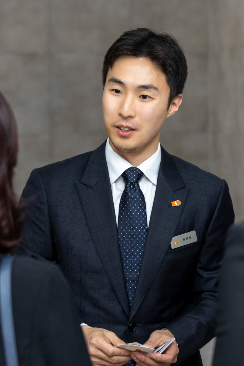 전병우 삼양식품 전무가 지난 6월 밀양 제2공장 준공식에서 해외 바이어들을 만나고 있다. /사진=삼양라운드스퀘어