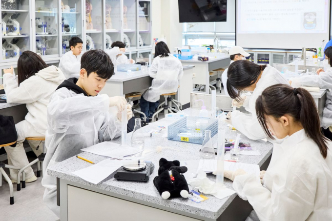 중등학생들이 국립부산과학관 '심화 실험교실' 교육프로그램에 참여하고 있다./사진=국립부산과학관