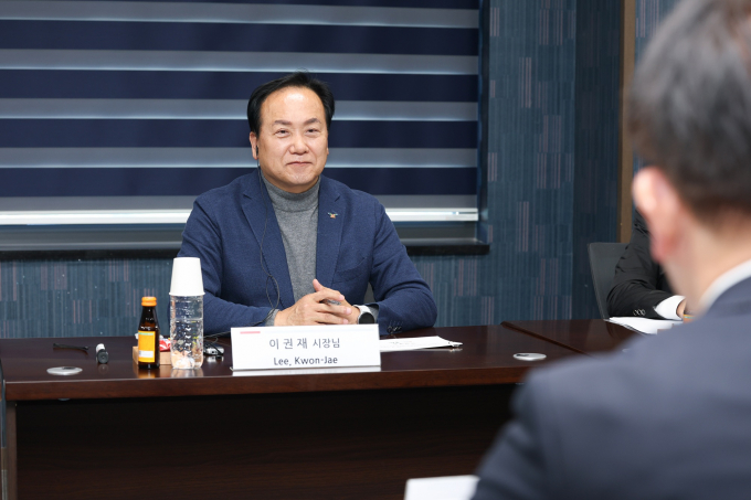 이권재 경기 오산시장(맞은편)이 지난 14일 이데미츠코산 연구센터에서 카네시게 마사유키 대표(오른쪽)와 간담회를 진행하고 있다. /사진제공=오산시