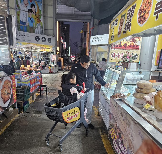관고전통시장에서 쇼핑카트를 사용하고 있는 시장 이용객 모습. /사진제공=이천시