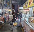 관고전통시장에서 쇼핑카트를 사용하고 있는 시장 이용객 모습. /사진제공=이천시