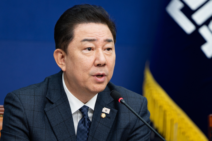 김병기 더불어민주당 원내대표가 한미 관세·안보 협상의 결과물인 조인트 팩트시트 발표에 대해 국익 중심 실용외교의 결실이라고 전했다. 사진은 17일 김 원내대표가 서울 여의도 국회에서 열린 최고위원회의에서 발언하는 모습. /사진=뉴스1