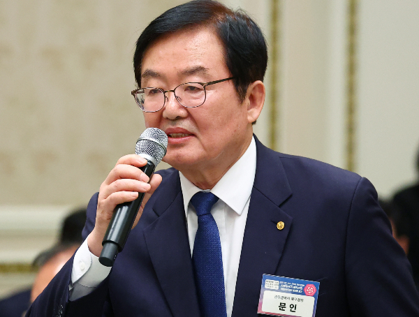 문인 광주 북구청장이 여성 간부 공무원을 백댄서로 세웠다는 논란에 대해 직접 사과했다. 사진은 지난 12일 문 청장이 청와대 영빈관에서 열린 이재명 대통령 주재 시장·군수·구청장 초청 국정설명회에서 정책 건의를 하고 있는 모습. /사진=뉴시스(대통령실통신사진기자단)