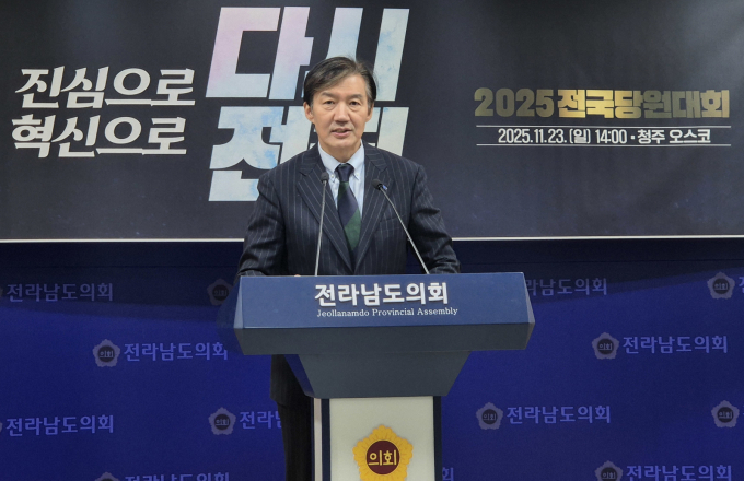 조국 조국혁신당 당대표 후보가 "한국 정치의 코뿔소가 되겠다"며 "지방 정부 곳곳에 숨어있는 내란 극우세력을 뿌리 뽑겠다"고 말했다. 사진은 17일 조 후보가 전남 무안군 전남도의회에서 기자회견을 하고 있는 모습. /사진=뉴스1