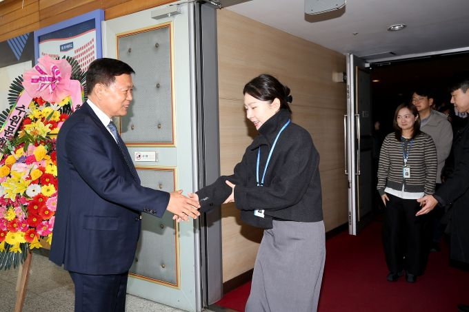  이영인 제4대 신임 수원도시공사 사장(왼쪽)이 이날 오전 한누리아트홀에서 열린 취임식에서 공사 임직원들과 인사를 나누고 있다. /사진제공=수원도시공사 