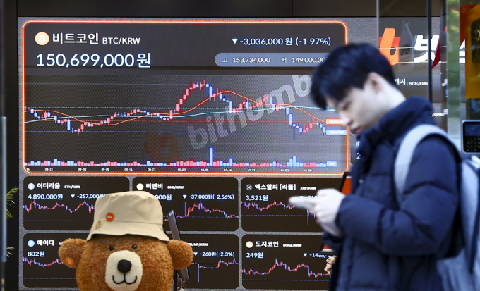 비트코인이 사상 최고치에서 25% 하락했다. 사진은 지난 14일 서울 강남구 빗썸라운지 모니터. /사진=뉴시스