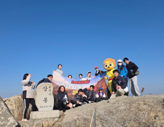 양주시 SNS 캐릭터 '별산'(뒷줄 오른쪽으로부터 3번째)이 불곡산을 등반하며 양주의 숨은 매력 알렸다. 사진은 불곡산 등반 참여자들과 불곡산 상봉 정상에서 단체사진을 찍고 있다. /사진제공=양주시