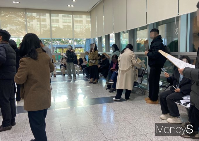 정부의 규제 영향으로 경매시장 관심도는 더욱 커질 전망이다. 동시에 서울 내 양극화도 심화될 것으로 보인다. 사진은 입찰표를 들고 대기하는 사람들. /사진=최성원 기자 