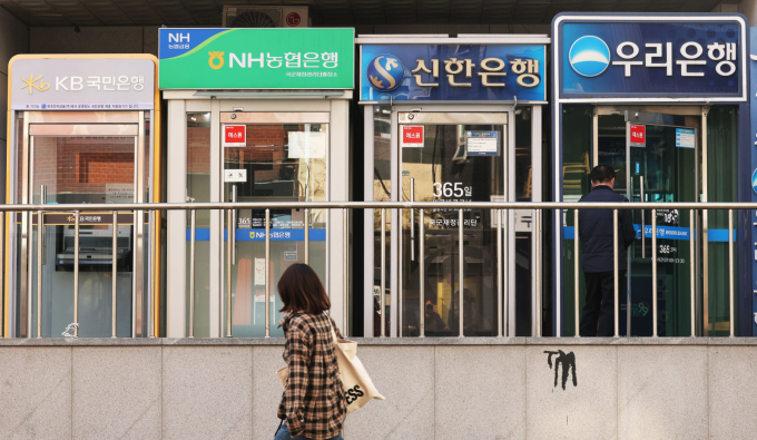  서울 용산구에 설치된 은행 ATM기를 시민들이 이용하는 모습./사진=뉴스1