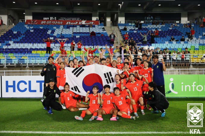 신상우 감독이 이끄는 한국 여자축구대표팀이 다음달 유럽원정에 나설 26명의 선수들을 확정했다. 사진은 지난 7월 열린 동아시아축구연맹(EAFF) E-1 풋볼 챔피언십(동아시안컵) 우승 후 선수단. /사진=대한축구협회(KFA) 제공