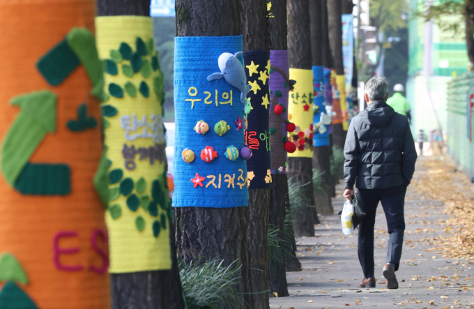 18일 전국이 춥고 일부 지역에 눈 또는 비가 내릴 것으로 예상된다. 사진은 지난 3일 경기 광명시 하안동 하담길 예술의거리 가로수에 뜨개옷이 입혀져 있는 모습. /사진=뉴스1 