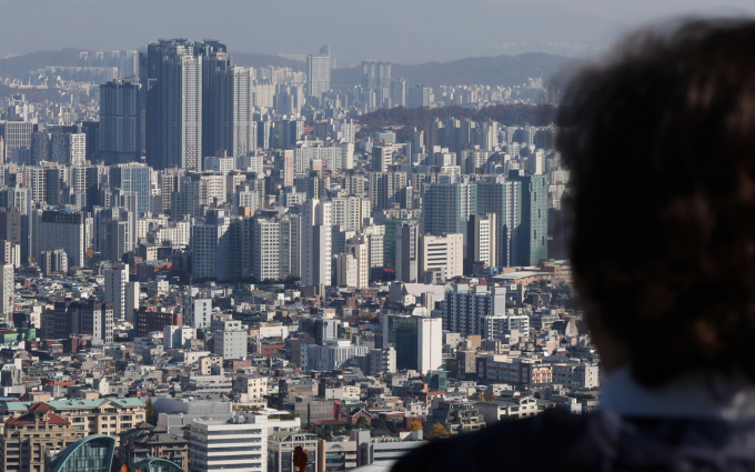  서울 아파트 거래가 급감하며 집값 급등세는 다소 진정됐지만 강남3구(강남·서초·송파) 등 고가 아파트의 '똘똘한 한 채' 쏠림 현상은 가속화하고 있다. 사진은 14일 서울 중구 남산에서 바라본 도심 아파트 단지 모습. /사진=뉴스1