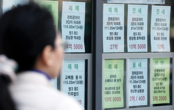  대출 규제의 영향을 받지 않는 현금 부자들의 '15억원 초과' 고가 아파트 거래가 집값 오름세를 주도하고 있다. 사진은 17일 서울 시내 한 부동산에 월세·전세·매매 안내문이 붙어있는 모습. /사진=뉴스1