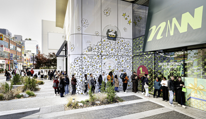 17일 서울 성수동 '올리브영N 성수'의 영업을 기다리는 외국인들이 줄을 서 있다. /사진=CJ올리브영