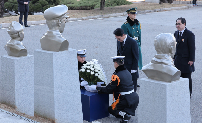 김민석 국무총리가 17일 제86회 순국선열의 날 기념식에서 "순국선열을 한 분이라도 더 찾고 유가족 분들에 대한 지원과 보상을 확대하는 데 힘쓰겠다"고 말했다. 사진은 17일 김민석 국무총리가 서울 노원구 육군사관학교에서 열린 제86회 순국선열의 날 기념식에 앞서 홍범도 장군을 비롯한 독립전쟁 영웅 흉상에 헌화 후 묵념하고 있는 모습. /사진=뉴스1
