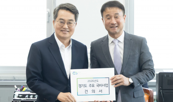 김동연 경기도지사(왼쪽)가 17일 국회를 방문, 한병도 국회 예산결산특별위원회 위원장에게 경기도 주요 국비사업 건의서를 전달하고 있다. /사진제공=경기도