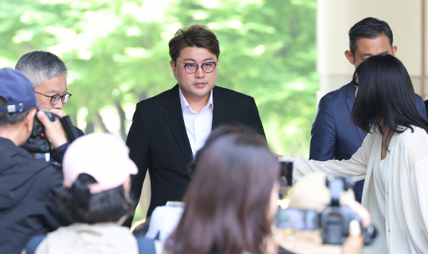 음주 뺑소니 혐의를 받는 트로트 가수 김호중이 이감된 소망교도소에 이목이 집중됐다. 사진은 지난해 음주 운전 뺑소니 등의 혐의로 구속 영장이 청구된 트로트 가수 김호중이 영장실질심사를 받기 위해 서울중앙지방법원으로 들어서는 모습. /사진=스타뉴스