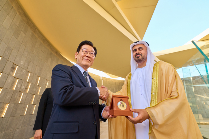 아랍에미리트 국빈 방문한 이재명 대통령이  모하메드 빈 자이드 알 나흐얀 UAE 대통령과 정상회담을 갖고 양국 간 협력 강화 방안을 논의한다. 사진은 지난 17일(현지시각) 이 대통령이 UAE 현충원 와하트 알 카라마를 방문해 디얍 대통령 직속 개발·보훈 사무국 부의장으로부터 기념메달 받고 기념촬영을 하고 있는 모습. /사진=뉴시스(공동취재)