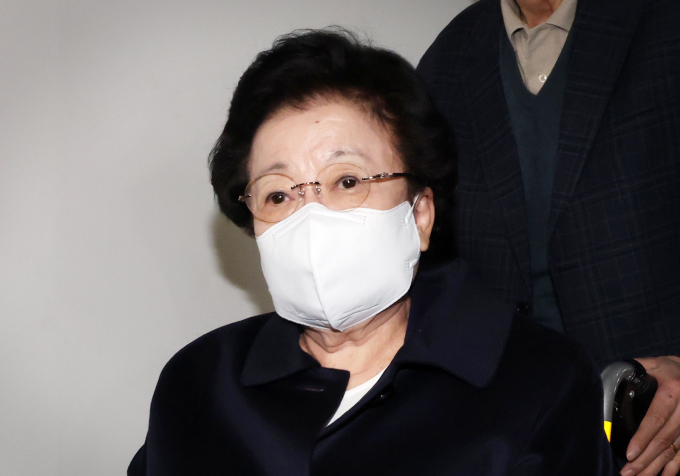 김건희 여사에게 인사 청탁 대가로 금거북이를 건넸다는 의혹을 받는 이배용 전 국가교육위원장이 선물 전달 사실은 인정하면서도 대가성은 없었다는 입장을 내놨다. 사진은 지난 6일 서울 종로구 KT광화문빌딩에 마련된 김건희 특검(특별검사 민중기) 사무실에 참고인 조사를 받기 위해 출석한 이배용 전 국가교육위원장. /사진=뉴스1
