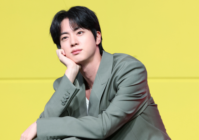 방탄소년단(BTS) 멤버 진의 볼에 기습적으로 입을 맞춘 50대 일본인 여성이 강제추행 혐의로 재판에 넘겨졌다. 사진은 지난 4월 서울 종로구 JW메리어트 동대문 스퀘어 서울에서 열린 넷플릭스 새 예능 '대환장 기안장' 기자간담회에 참석한 그룹 방탄소년단 멤버 진. /사진=뉴스1