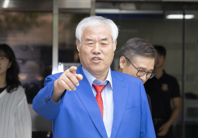 사진은 지난 9월 서울 서초구 서울중앙지법에서 열린 기부금품의모집 및 사용에 관한 법률 위반 혐의 관련 1심 선고 공판에서 벌금 2000만원을 선고 받은 뒤 법원을 나선 전광훈 사랑제일교회 목사. /사진=뉴스1