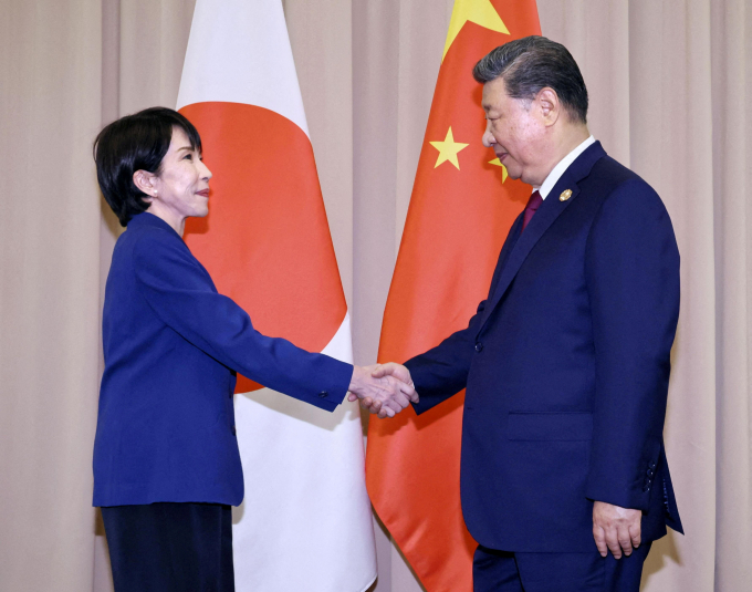 중국이 다카이치 사나에 일본 총리의 타이완 관련 발언에 대한 대응에 나섰다. 사진은 지난달 31일 한국 경주에서 열린 중·일 정상회담에서 다카이치 총리(왼쪽)와 시진핑 중국 국가주석이 악수한 모습. /사진=로이터