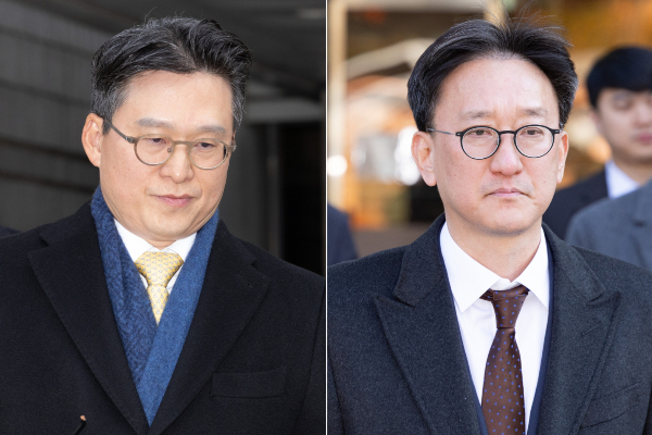 채상병 순직 사건 수사를 방해한 혐의를 받는 김선규(왼쪽), 송창진 전 고위공직자범죄수사처 부장검사가 구속을 면했다. 사진은 김 전 검사와 송 전 검사가 지난 17일 서울 서초구 서울중앙지방법원에서 열린 구속 전 피의자 심문(영장실질심사)을 마친 뒤 법정을 나서고 있는 모습. /사진=뉴시스